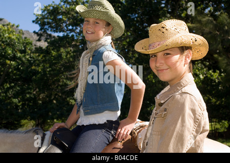 Deux jeunes filles de l'équitation Banque D'Images