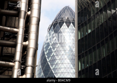 Swiss Re building (le Gherkin) dans la ville de Londres avec la Lloyds building sur la gauche Banque D'Images