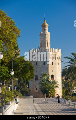 La Torre del Oro (tour d'Or) qui abrite également Museo Maritimo (musée naval), tout le long de la Avenida Alcalde Marques del Contadero Banque D'Images