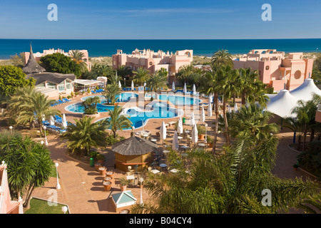 Vue depuis les chambres de l'hôtel Oliva Nova surplombant la piscine vers la mer Méditerranée, Costa Blanca Banque D'Images