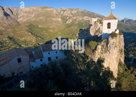 Beffroi de l'église blanche à côté du Castell de Guadalest, Château de Guadalest, Guadalest, Costa Blanca, Province d'Alicante Banque D'Images