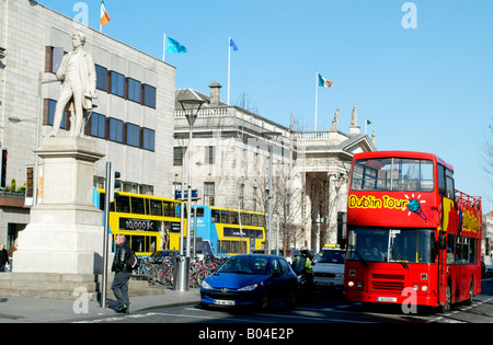 Le centre-ville de Dublin O'Connell Street Statue de Sir John Gray et un bus de tournée avec un fond de l'historique bâtiment GPO Banque D'Images