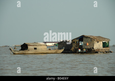Maison flottante au lac Tonlé Sap, au Cambodge. Banque D'Images