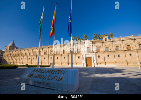 L'extérieur drapeaux Parlamento de Andalvcia.L'hôpital de las Cinco Llagas était une fois installé dans ce bâtiment, dans le quartier de Macarena Banque D'Images