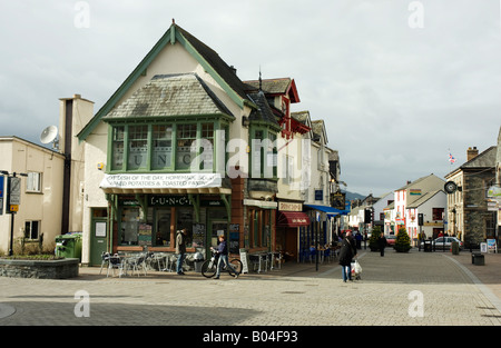 Café et boutiques à Keswick Banque D'Images