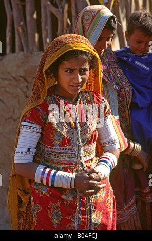 L'Inde Rann de Kutch Gujerat Banni salon jeune femme Harijan intouchable Banque D'Images