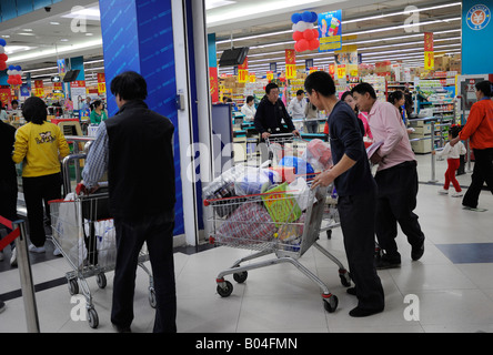 Les consommateurs chinois shopping dans un supermarché Carrefour à Beijing, Chine, 23 avril 2008 Banque D'Images