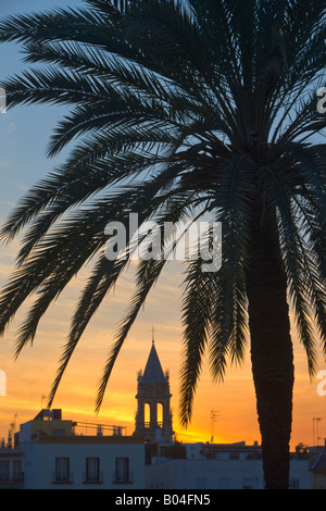 La recherche à travers Rio Guadalquivir (rivière) vers le quartier de Triana et le clocher de l'Eglise de Santa Ana (église) au coucher du soleil Banque D'Images