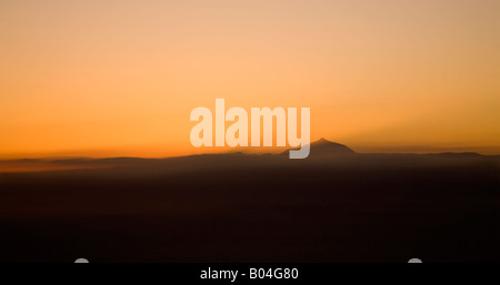 Le Teide sur Tenerife passant au-dessus des nuages au coucher du soleil vu de Gran Canaria 'Canaries' Espagne Banque D'Images