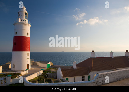 Phare à Europa Point surplombant la mer Méditerranée, sur la Costa de la Luz, Gibraltar, la Grande-Bretagne, Royaume-Uni, Europe. Banque D'Images