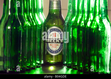 Rangées de Becks ou à faible taux d'alcool l'alcool bière en bouteilles en verre de couleur verte. Banque D'Images