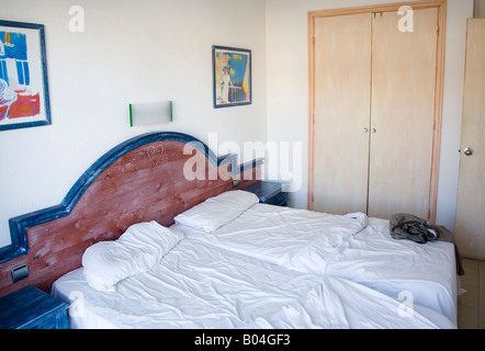 Unmade lits simples dans les forfaits de vacances appartement 'Canaries Espagne Banque D'Images