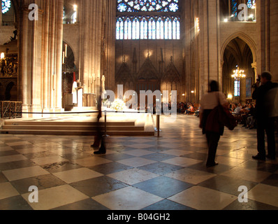 Prêtre célébrant la Messe de la Cathédrale Notre Dame de Paris. Paris. France Banque D'Images