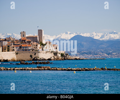 Station balnéaire d'Antibes, sur la côte d'Azur, avec les Alpes de montagnes en arrière-plan Banque D'Images