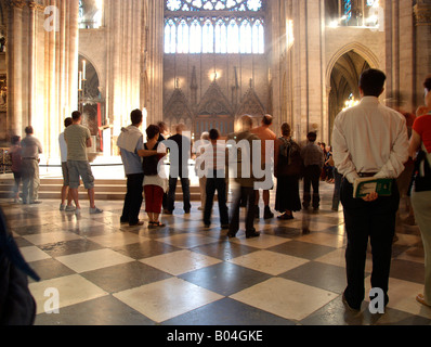 Prêtre célébrant la Messe de la Cathédrale Notre Dame de Paris. Paris. France Banque D'Images