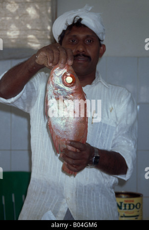 Ras Al Khaimah ÉMIRATS ARABES UNIS Homme tenant un poisson poisson Souk Banque D'Images