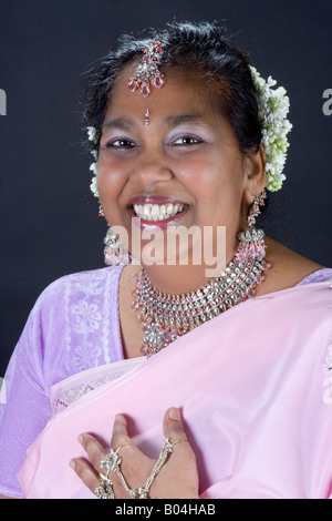 Happy Indian lady portant un saree en soie traditionnelle Banque D'Images