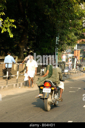 Femme assise sur le côté en Salwar Kameez sur un cyclomoteur ou une moto dans Trivandrum Kerala Thiruvananthapuram Inde Banque D'Images