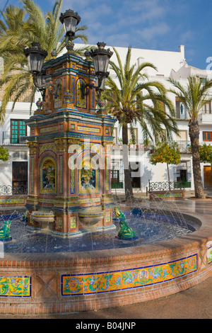 L'eau de carreaux de céramique en fonction de la Plaza de Espana, Vejer de la Frontera, Costa de la Luz, Province de Cadiz, Andalousie Banque D'Images