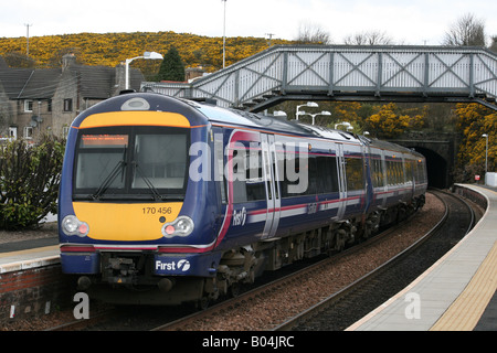 Class 170 automotrices diesels à North Queensferry, Fife, Scotland avec un train de voyageurs d'Edimbourg. Banque D'Images