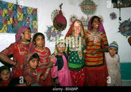 L'Inde Rann de Kutch Gujerat Banni salon Raisi musulmane Putra et touristiques de l'ouest blonde habillé en vêtements traditionnels Banque D'Images