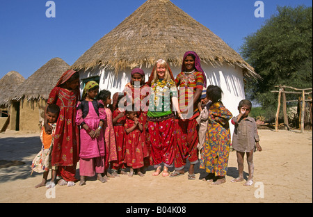 L'Inde Rann de Kutch Gujerat Banni salon Raisi musulman et occidental Putra les gens dans leurs vêtements traditionnels Banque D'Images