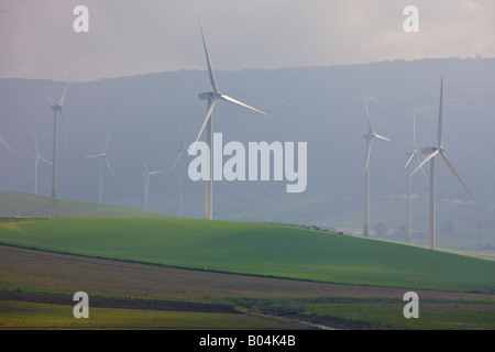 Les éoliennes près de la ville de Zahara de los Atunes dans les coûts de la Luz dans la province de Cadix, Andalousie (Andalousie) Banque D'Images