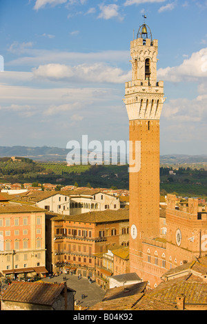 Vue sur toits vers Torre del Mangia (tour), le Palazzo Pubblico (Mairie) et de la Piazza del Campo dans le centre historique de la vieille ville Banque D'Images