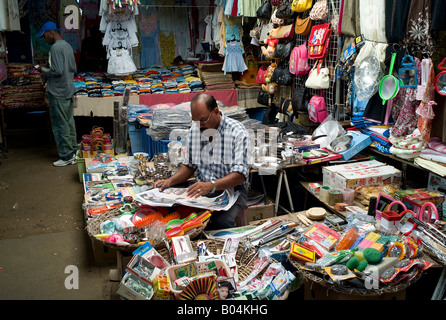 Un commerçant est assis avec sa cuisine de marché de Port-Louis, Maurice Banque D'Images