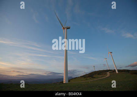 Les éoliennes près de la ville de Casares, Costa del Sol, Andalousie, province de Malaga (Andalousie), l'Espagne, l'Europe. Banque D'Images