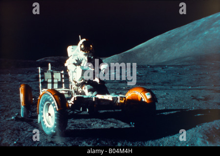 L'astronaute Eugene Cernan pilotant la Lune Buggy Apollo 17 - Première activité extravéhiculaire Banque D'Images