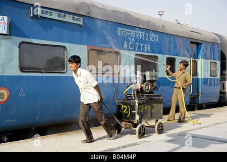 Nettoyage des chemins de wagons de train, Jaiselmer, Rajasthan, Inde