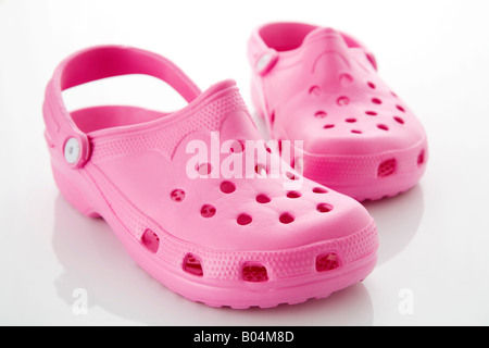 Paire de crocs en caoutchouc rose. Banque D'Images