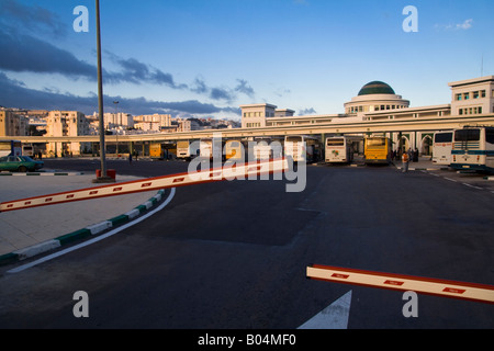 La nouvelle station de bus longue distance dans la région de Tétouan, au Maroc. Banque D'Images