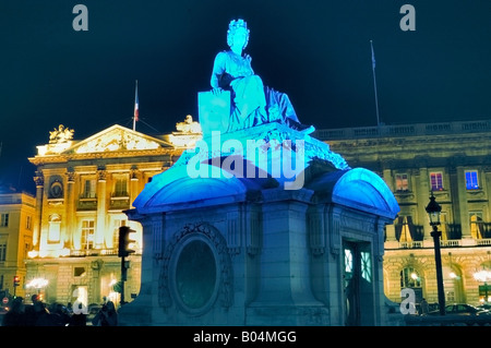 Paris France, la place de la Concorde s'illumine la nuit 'Hôtel Crillon' Bâtiment public Sculpture Blue Lighting Banque D'Images