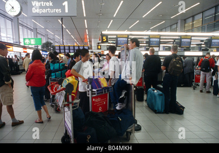 Amsterdam Pays-Bas Amsterdam Airport personnes attendant avec chariot plein d'assurance au départ Banque D'Images