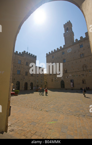 Palazzo dei Priori et de la Piazza dei Priori vu de l'arches du Palazzo Pretorio, dans la ville de Volterra Banque D'Images