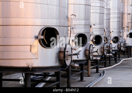 Les réservoirs en acier brossé pour la vinification en attente de la nouvelle récolte de raisins à Napa Valley dans le Comté de Sonoma en Californie Banque D'Images