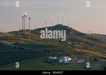 Les éoliennes près de la ville de Casares, Costa del Sol, Andalousie, province de Malaga (Andalousie), l'Espagne, l'Europe. Banque D'Images