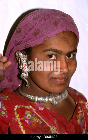 L'Inde Rann de Kutch Gujerat Banni salon Raisi Putra Moslem woman showing bijoux Banque D'Images