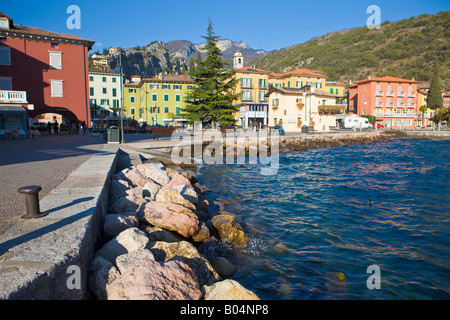 Bord de lac de garde dans la ville de Torbole, Province de Trente, Région du Trentin-Haut-Adige, Italie, Europe. Banque D'Images