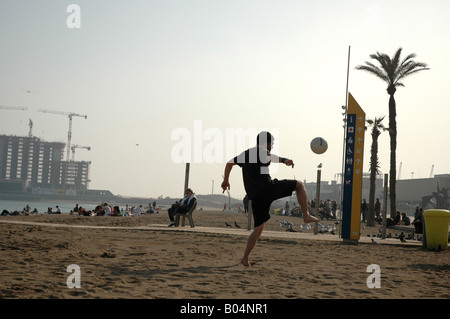 Sonnig terrasse bien ensoleillée Strand Beach sands strand Fussball jeux soccer Spielen jouer sport sport Mann homme Sand Banque D'Images