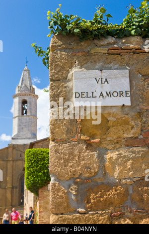 Le clocher du Duomo (cathédrale) dans la vieille ville historique centre de Pienza, Site du patrimoine mondial de l'UNESCO Banque D'Images