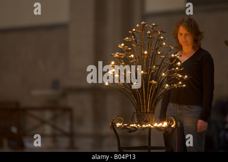 Femme à un arbre de bougies à l'intérieur du Duomo (la cathédrale de Florence),ville de Florence, Site du patrimoine mondial de l'UNESCO Banque D'Images