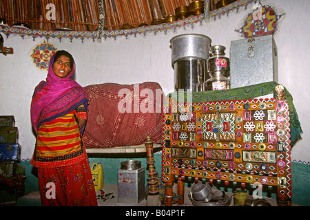 L'Inde Rann de Kutch Gujerat Banni salon Raisi Putra femme musulmane dans sa maison Banque D'Images