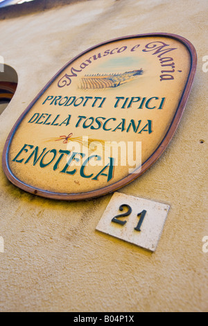 La boutique sign dans la vieille ville historique centre de Pienza, Site du patrimoine mondial de l'UNESCO, Province de Sienne, Région de Toscane, l'Europe. Banque D'Images
