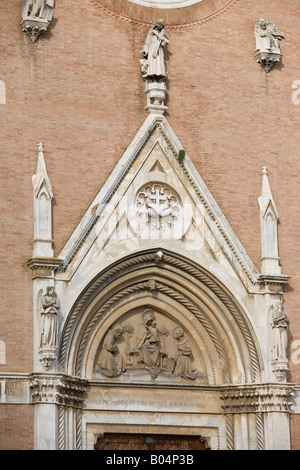 Plus de détails au-dessus de la porte de la Basilica di San Francesco (Eglise) dans la ville de Sienne, Province de Sienne, Région de Toscane. Banque D'Images