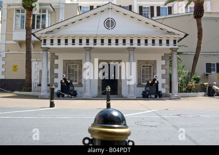 Garde côtière canadienne Garde côtière-couvent chambre avec deux canon,Gibraltar, territoires britanniques d'outre-mer Banque D'Images