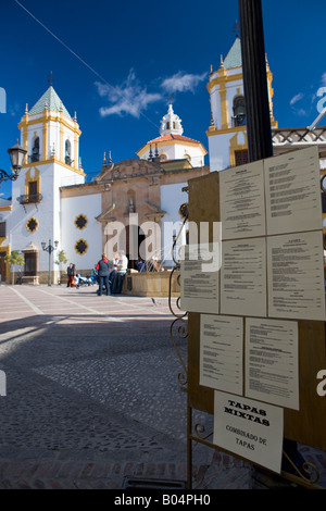 Iglesia del Socorro (église) dans la région de Plaza del Socorro et panneau de menu d'un café en plein air dans la ville de Ronda, Costa del Sol Banque D'Images