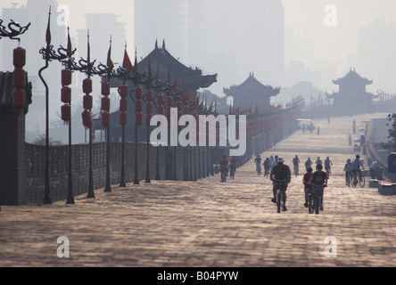 Les touristes à vélo sur le mur de la ville, Xian, Chine Banque D'Images